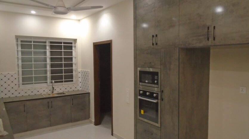 1 Kanal Brand New House Dha 2