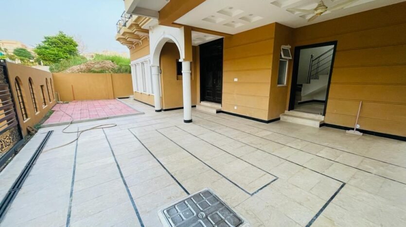 1 Kanal Slightly Used House in Dha 2.