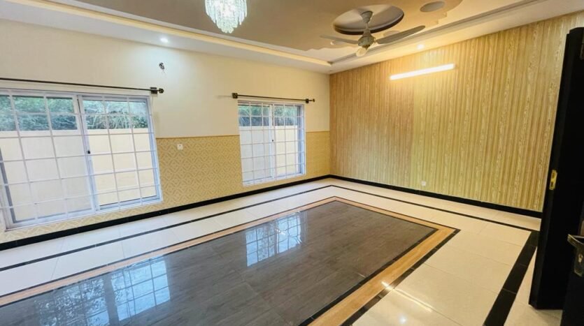 1 Kanal Slightly Used House in Dha 2.