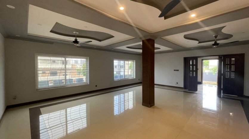 1 Kanal Slightly Used Spacious House in Dha 2