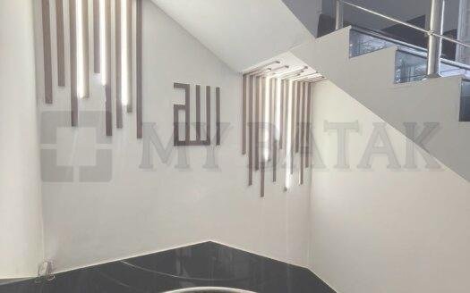 1 Kanal Slightly Used Spacious House in Dha 2